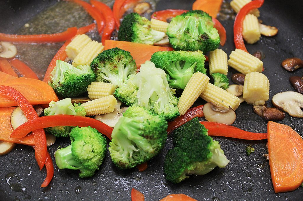 Stir-frying veggies (broccoli, young corns, sliced red pepper, carrots and mushroom)